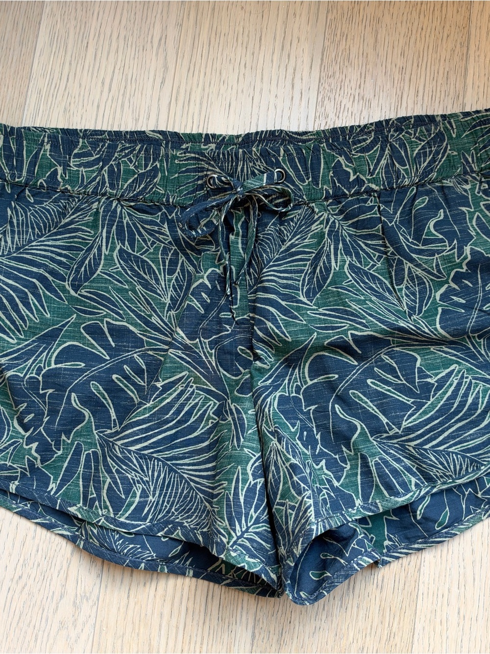 James Perse Leaf Print Dolphin Short - Size 4 (XL)